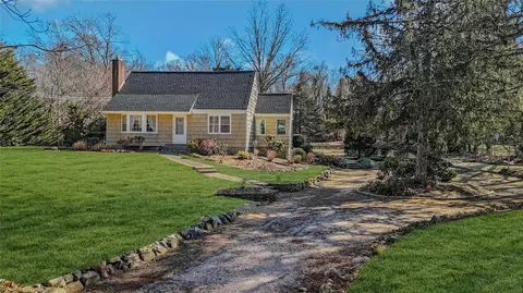 41 Dunlop Rd, Huntington, NY 11743