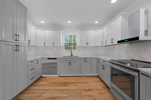 213 Holland Ave, Medford, NY 11763