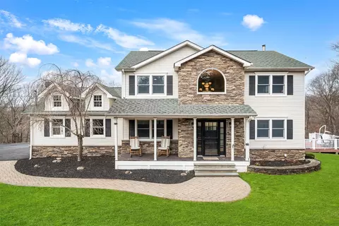16 Spectrum Dr, Chester, NY 10918