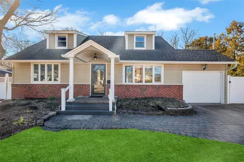 36 W Chestnut St, Farmingdale, NY 11735