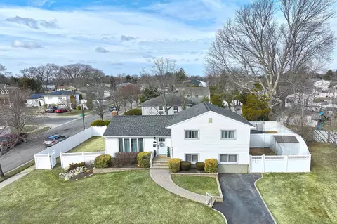 1 Robin Ct, Bethpage, NY 11714
