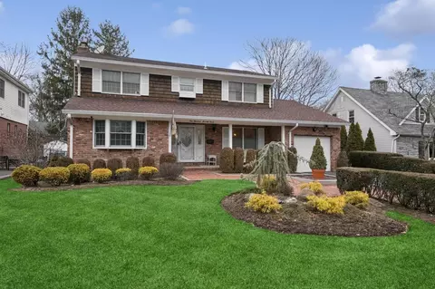 177 Bourndale Rd N, North Hempstead, NY 11030