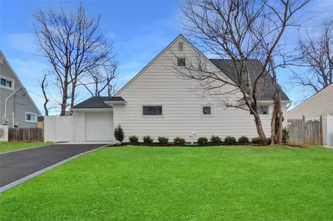 43 Deep Ln, Wantagh, NY 11793