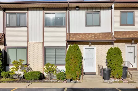 15 Franklin Pl #4, Oceanside, NY 11572