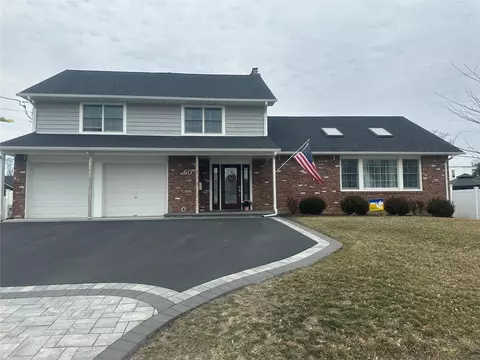 60 Cedar St, Lindenhurst, NY 11757