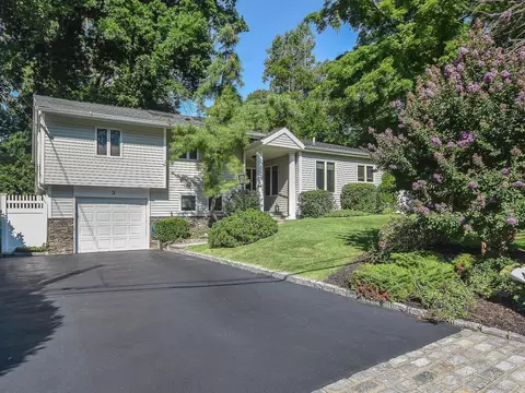3 Orchard Ln, Sea Cliff, NY 11579