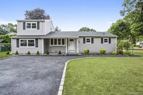 8 Fleet Rd, Shirley, NY 11967
