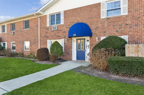 460 Old Town Rd #28L, Port Jefferson Station, NY 11776