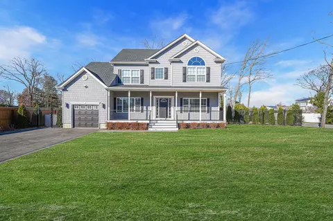 18 Hillcrest Dr, Smithtown, NY 11787