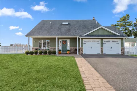 77 Shore Dr S, Copiague, NY 11726