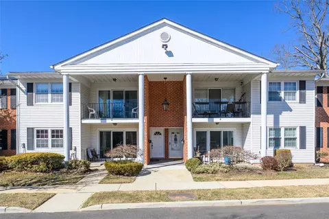 135 Santa Barbara Dr, Plainview, NY 11803