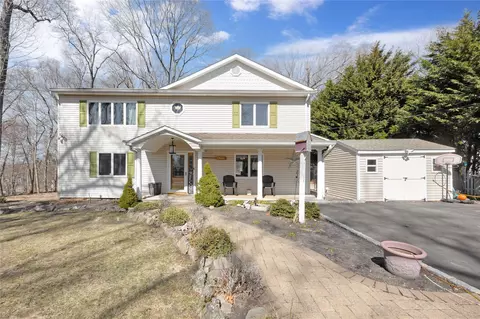 35 Daisy Dr, Kings Park, NY 11754