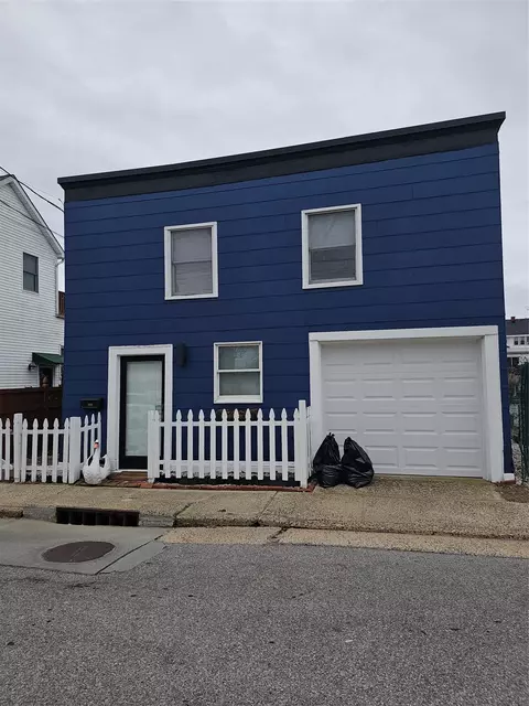 208 Sportsmans Ave, Freeport, NY 11520