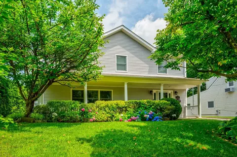 9 Poplar Pl, North Hempstead, NY 11050
