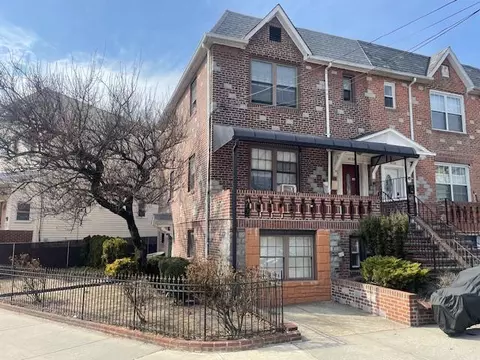 45-28 Newtown Rd, Astoria, NY 11103