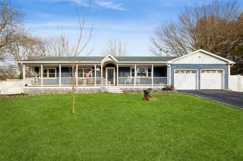 3 Leesburg Ct, Mount Sinai, NY 11766