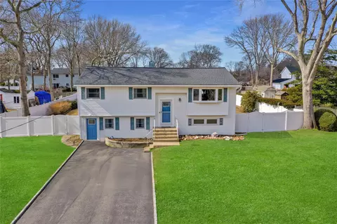 14 Alpine St, Port Jefferson Station, NY 11776