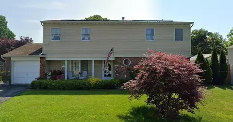 27 Sequoia Way, Holbrook, NY 11741