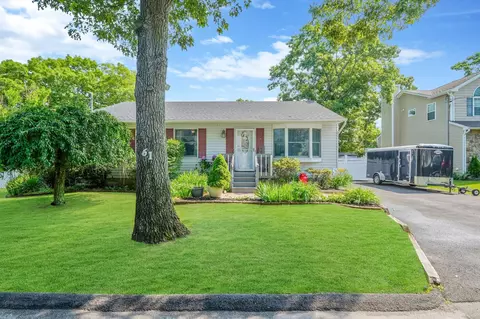 61 Misty Rd, Rocky Point, NY 11778