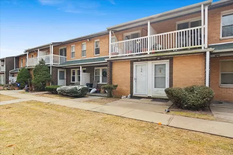194 Artist Lake Dr, Middle Island, NY 11953