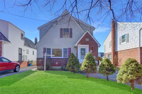 218 Oak St, Floral Park, NY 11001