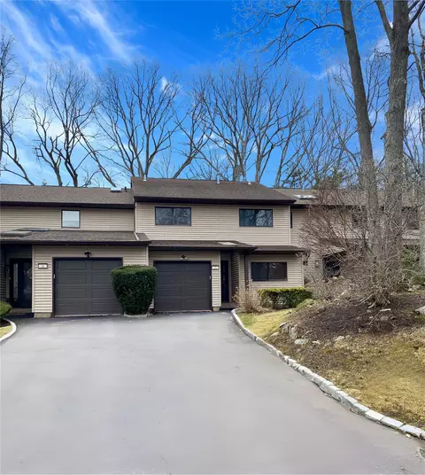 19 Northgate Cir, Melville, NY 11747