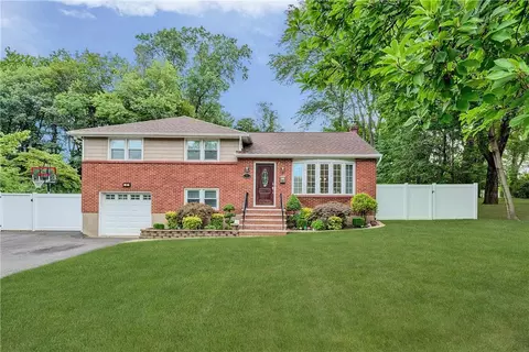 8 Birchwood Ter, Clarkstown, NY 10954