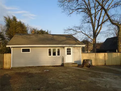 191 Laurelton Dr, Mastic Beach, NY 11951