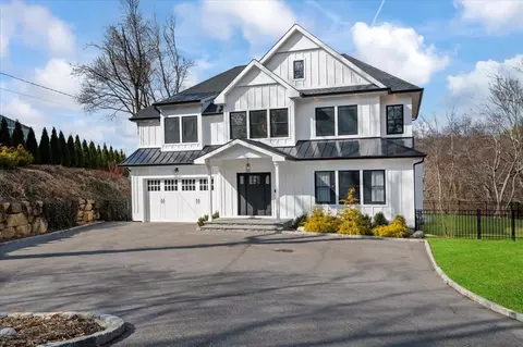 11 Harborview Ave, Greenlawn, NY 11740