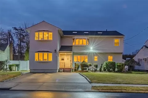 1057 Ott Ln, Merrick, NY 11566