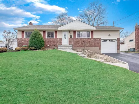 62 Wiltshire Dr, Commack, NY 11725