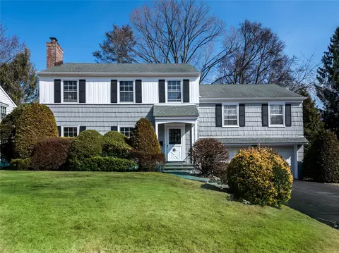 18 Eakins Rd, North Hempstead, NY 11030