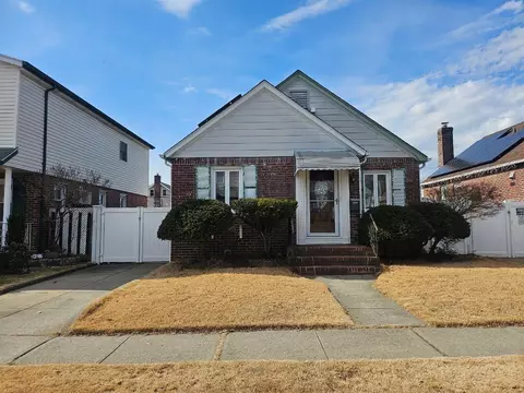 17138 Gladwin Ave, New York, NY 11365