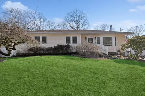 24 Palmetto Dr, Shirley, NY 11967