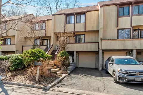 9 Rockledge Dr, Ramapo, NY 10901