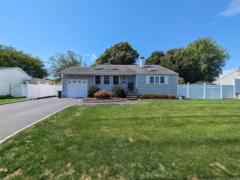 3004 Acorn Ave, Medford, NY 11763