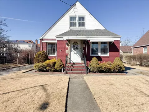 26415 82nd Ave, New York, NY 11004