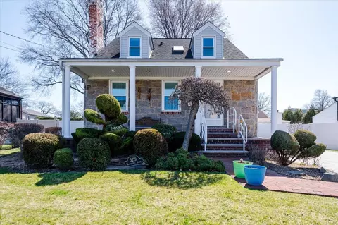 3219 Nantucket Ln, Oceanside, NY 11572