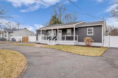 381 Auborn Ave, Shirley, NY 11967