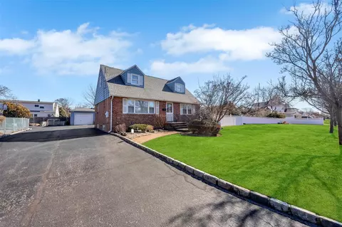 710 S Broadway, Lindenhurst, NY 11757