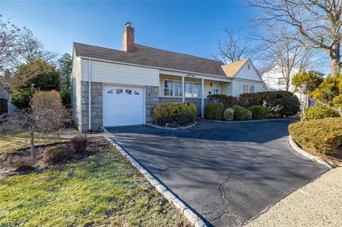 34 Emmet Ave, East Rockaway, NY 11518
