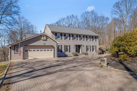 19 Wagner Dr, Rock Tavern, NY 12575