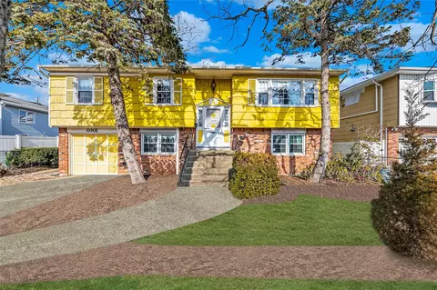 1 8th St, Bayville, NY 11709