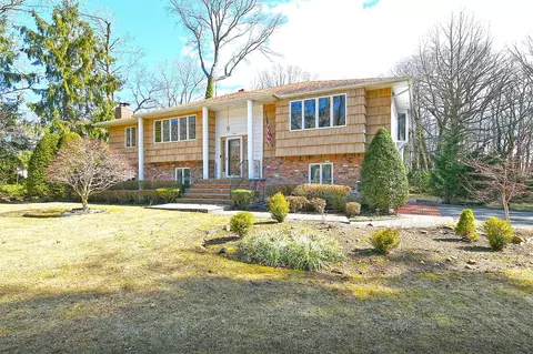 116 Darrow Ln, Greenlawn, NY 11740