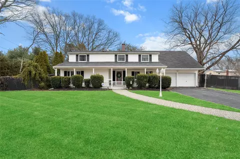 11 Faculty Ln, Farmingville, NY 11738