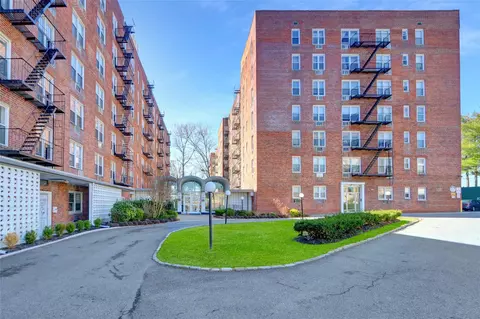 54-40 Little Neck Pkwy #5P, New York, NY 11362