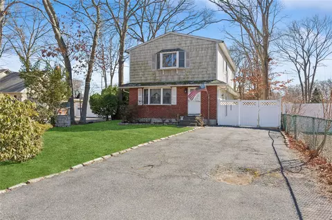 16 Brian St, Holbrook, NY 11741