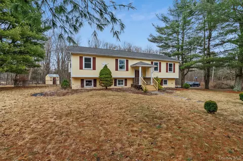 4 Thistle Ln, Mount Hope, NY 10940