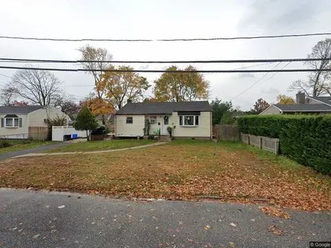 10 E Sycamore St, Central Islip, NY 11722
