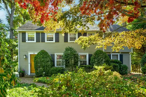 32 Litchfield Rd, North Hempstead, NY 11050